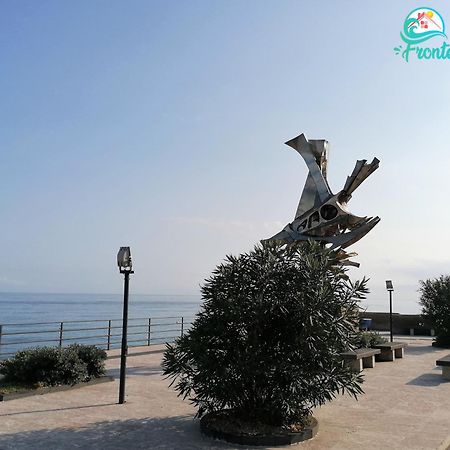 Вілла Casa Fronte Mare Санта-Тереза-ді-Рива Екстер'єр фото